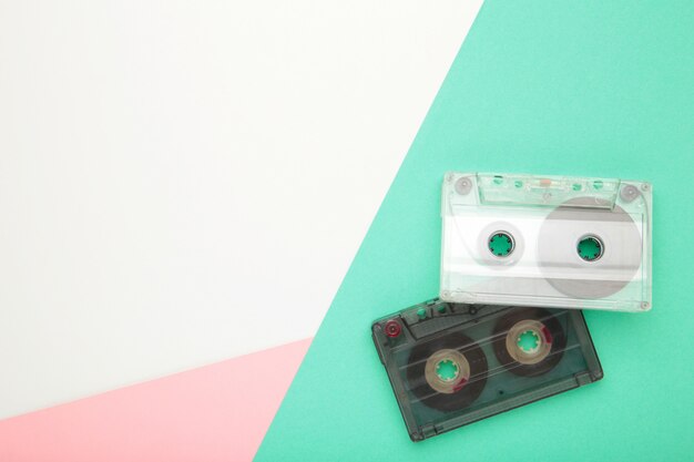 Cassettes anciennes sur fond coloré. Journée de la musique