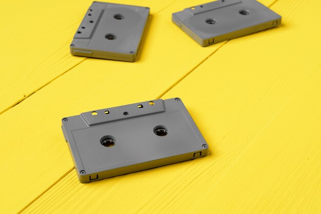 Cassettes audio grises sur jaune