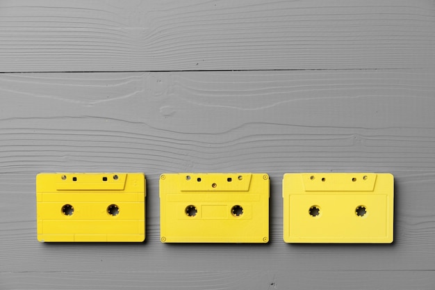 Cassettes audio jaunes sur fond gris