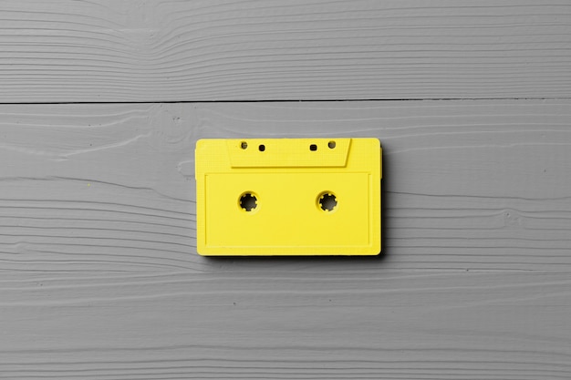 Cassettes audio jaunes sur vue de dessus de surface grise