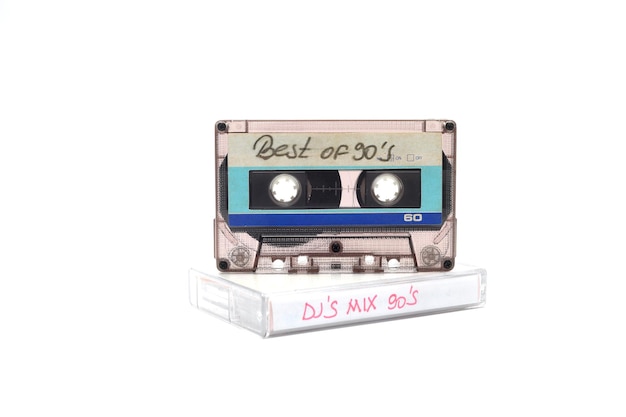 Des cassettes audio rétro des années 80 et 90 sur un fond blanc