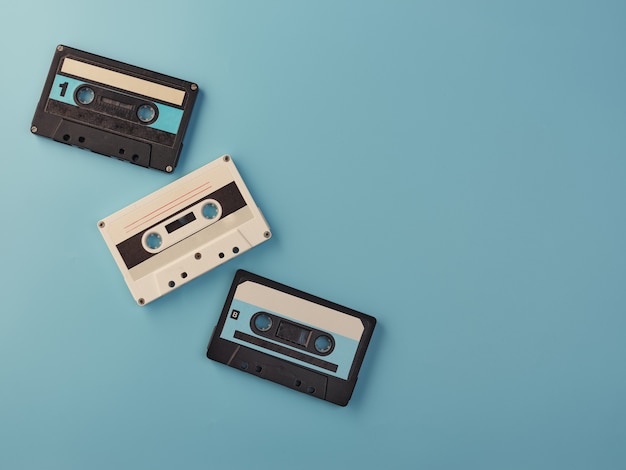 Cassettes audio vintage sur mur bleu