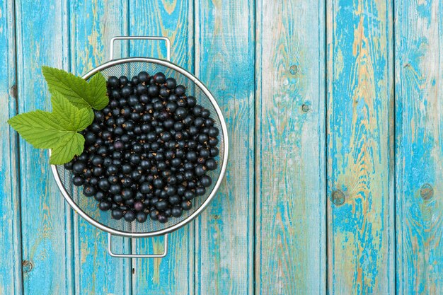 Cassis frais sur un fond en bois, vue de dessus