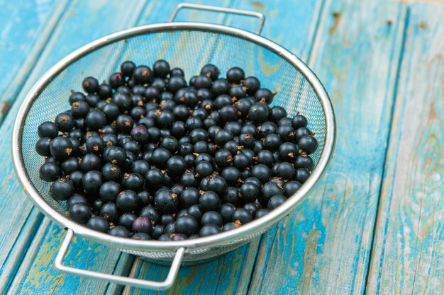 Cassis frais sur un fond en bois, vue de dessus