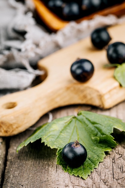 Cassis frais Une poignée de baies sur une table en bois