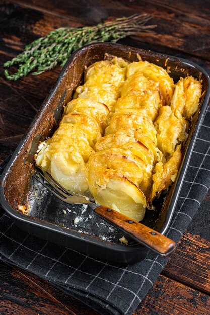 Cassolette de pommes de terre Gratin Dauphinois dans un plat allant au four