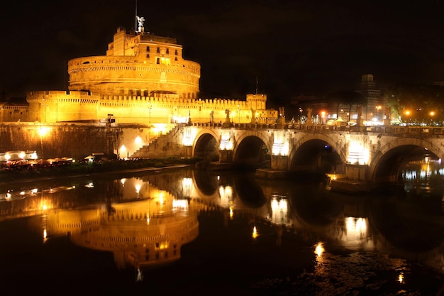 Castel Sant' Angelo nuit à Rome Italie