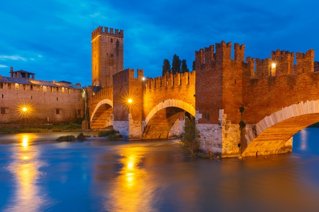 Castelvecchio en éclairage nocturne à Vérone en Italie du Nord