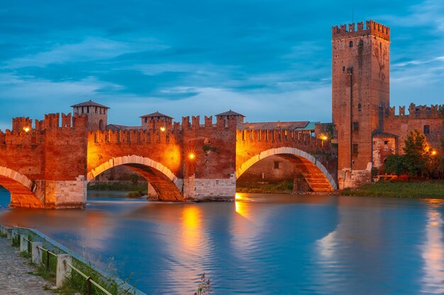 Castelvecchio en éclairage nocturne à Vérone, Italie du Nord.