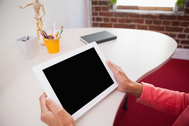 Casual femme d&#39;affaires à l&#39;aide de tablet pc