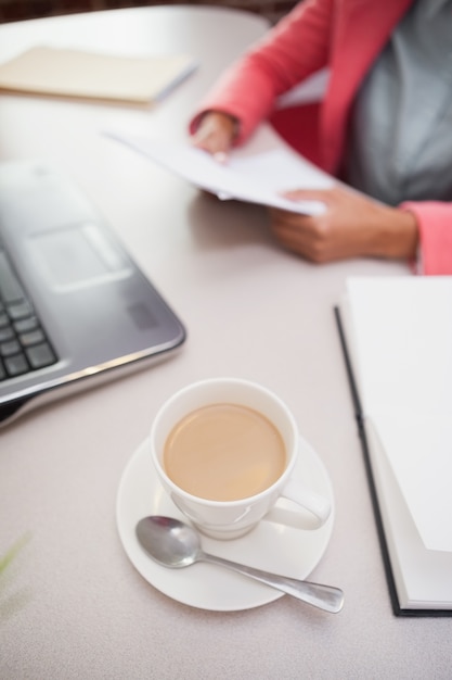 Casual femme d&#39;affaires travaillant à son bureau