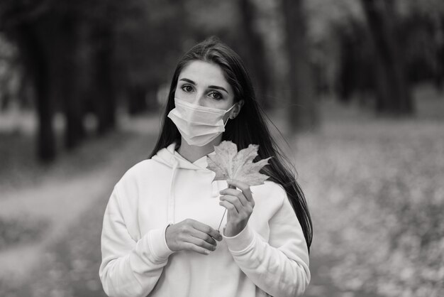 Casual femme caucasienne portant un masque protecteur