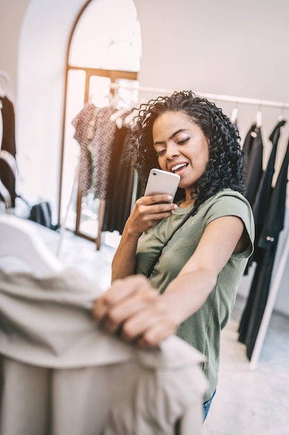 Casual femme imaginant des vêtements en magasin