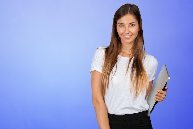 Casual femme avec un ordinateur portable