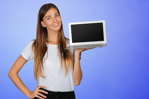 Casual femme avec un ordinateur portable