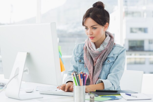 Casual femme utilisant un ordinateur au bureau