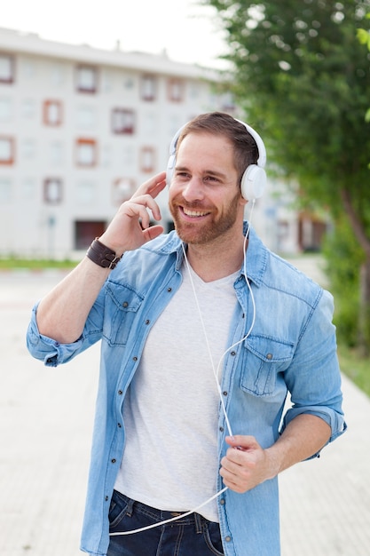 Casual guy avec un vêtement en jean dans la rue