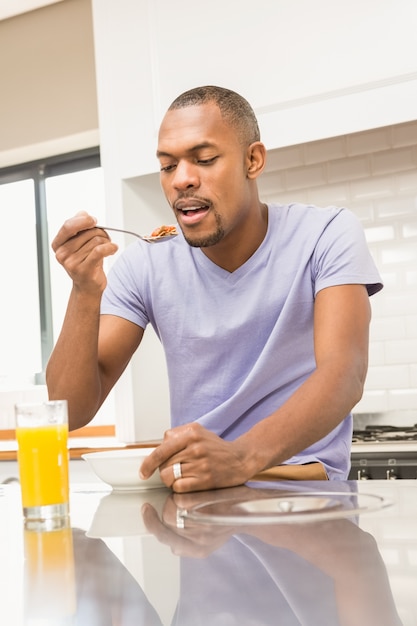 Casual heureux homme prenant son petit déjeuner