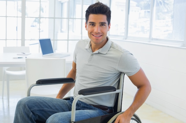 Casual homme d&#39;affaires en fauteuil roulant, souriant à la caméra