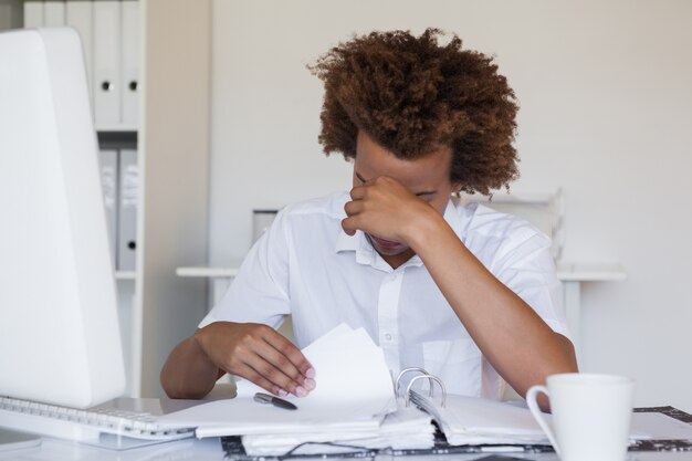 Casual homme d&#39;affaires stressé travaillant à son bureau