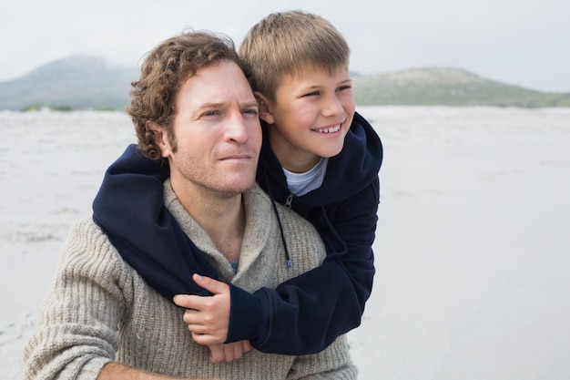 Casual homme et fils se détendre à la plage