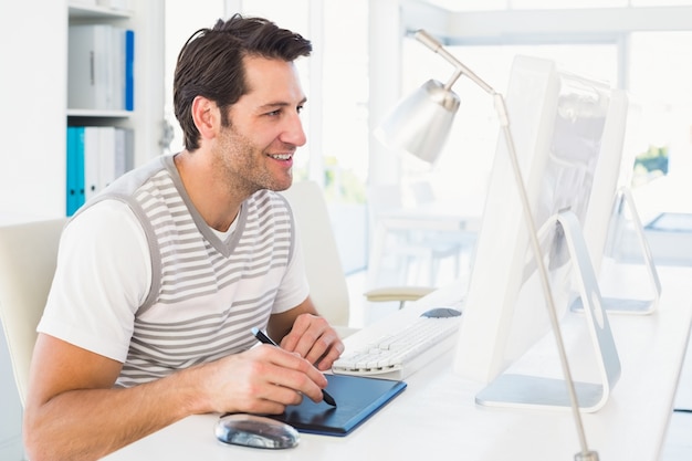 Casual homme travaillant au bureau avec ordinateur et numériseur