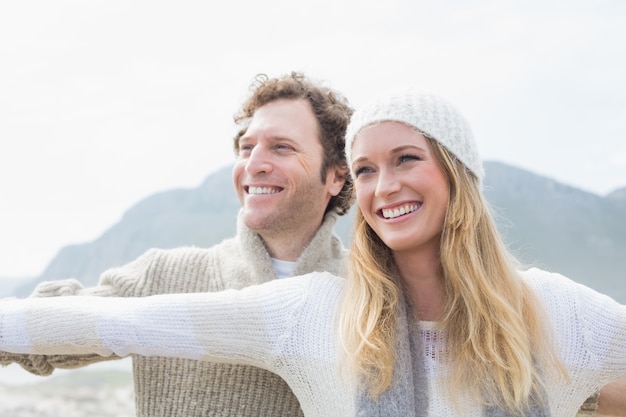 Casual jeune couple étirement des mains à l&#39;extérieur