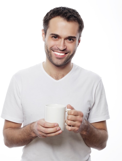 casual jeune homme tenant une tasse blanche