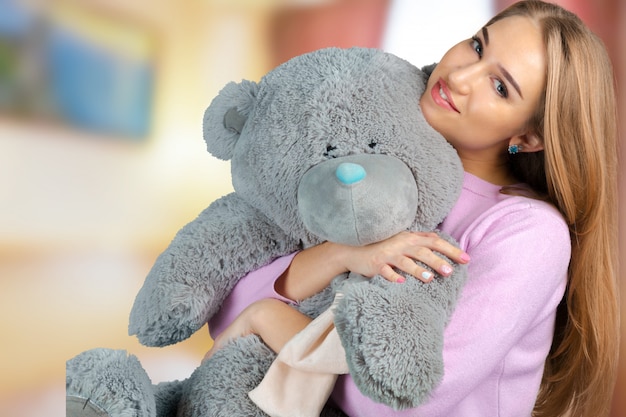 Casual souriante jeune femme tenant des ours en peluche