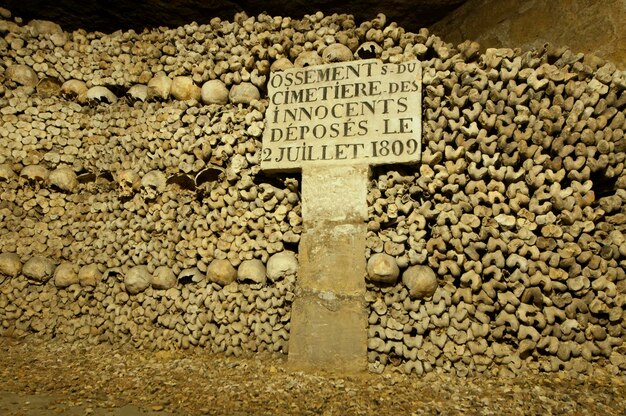 Les catacombes de Paris, les crânes et les os.