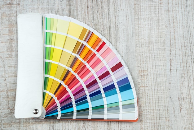 Catalogue en gros plan de la palette de couleurs vives sur le bureau