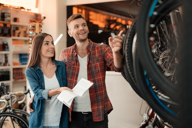 Catalogue Jeune Couple Tenir Choisissez Nouveau Vélo.