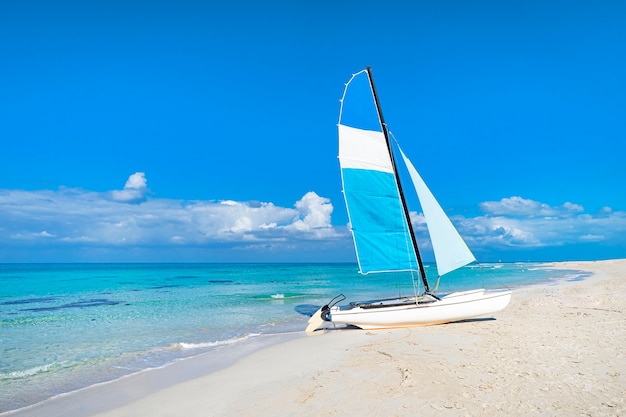 Catamaran a atterri sur la magnifique plage de Varadero à Cuba. Attractions touristiques sur la côte caraïbe. Voilier sur fond d'eau turquoise claire dans la mer et le ciel.