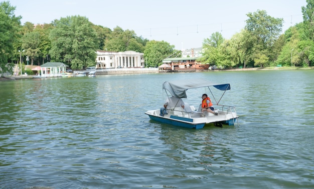 Catamaran naviguant sur l'eau pendant la journée