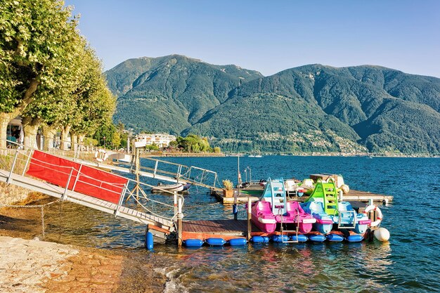 Catamarans à la promenade de la luxueuse station balnéaire d'Ascona sur le lac Majeur dans le canton du Tessin, en Suisse.