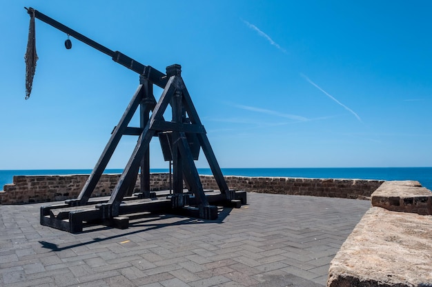 Catapulte antique sur les remparts d'Alghero