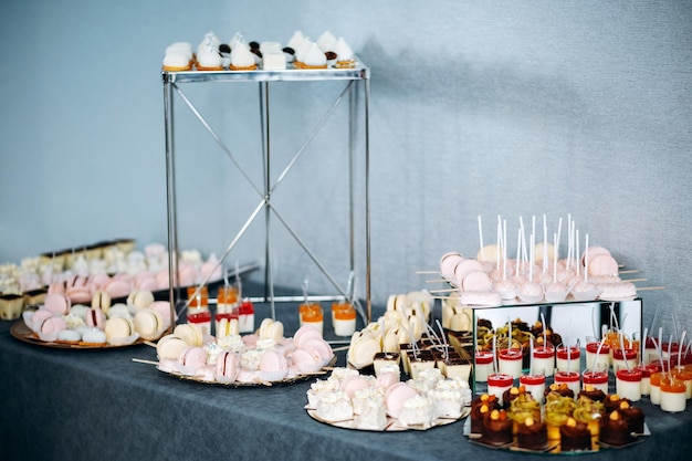 Catering Buffet de mariage avec différentes collations et gâteaux sur la table