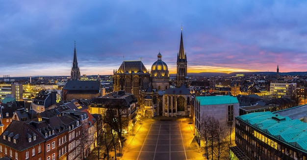 La cathédrale d'Aix-la-Chapelle en Allemagne) à l'heure bleue avec panorama au coucher du soleil. Bâtiment du site du patrimoine mondial de l'UNESCO. Pris en extérieur avec un 5D mark III.