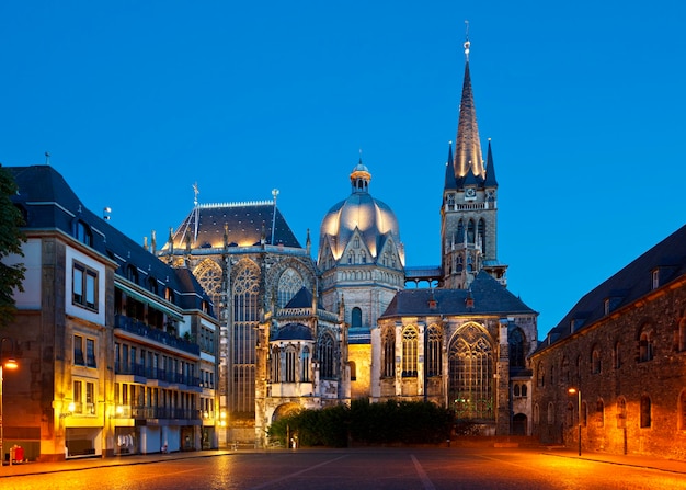 Cathédrale d'Aix-la-Chapelle dans la nuit Allemagne