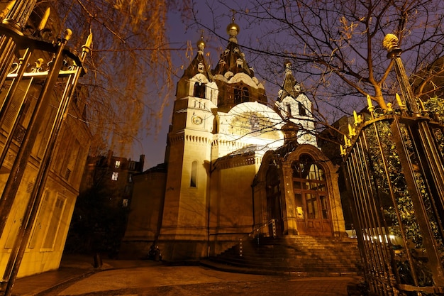 La cathédrale d'Alexander Nevsky par une nuit de pluie est une église-cathédrale orthodoxe russe située à