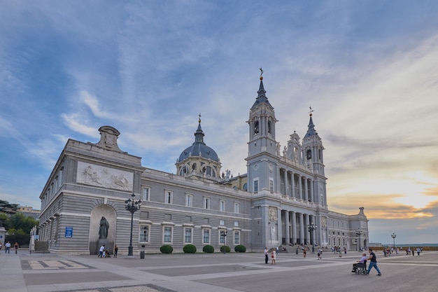 Cathédrale de l&#39;Almudena de Madrid et coucher de soleil