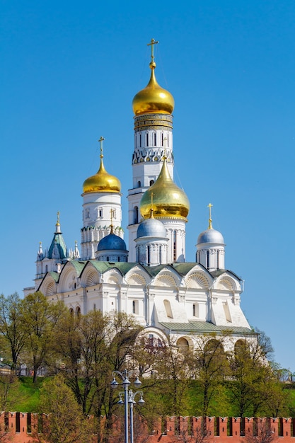 Cathédrale de l'Archange et Ivan le Grand clocher contre le mur du Kremlin de Moscou au matin de printemps ensoleillé