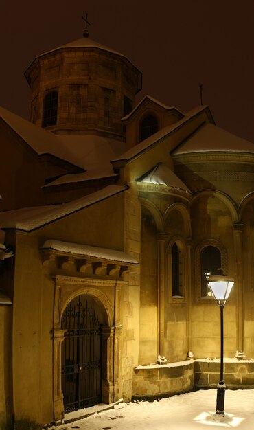 Cathédrale arménienne de Lviv en hiver et la nuit