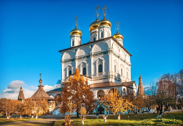 Cathédrale de l'Assomption du monastère JosephVolotsky à Teryaevo un jour d'automne