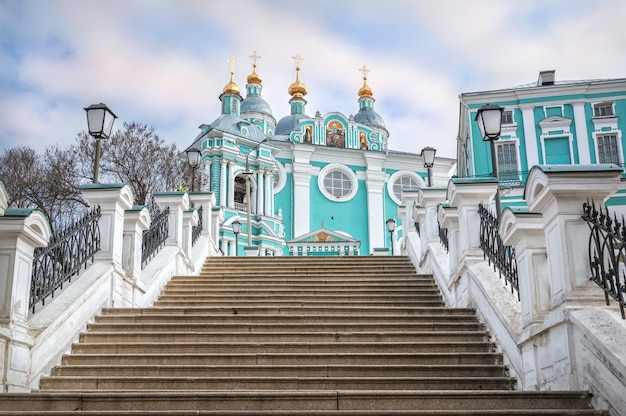 Cathédrale de l'Assomption et les escaliers à Smolensk sous le ciel bleu de printemps