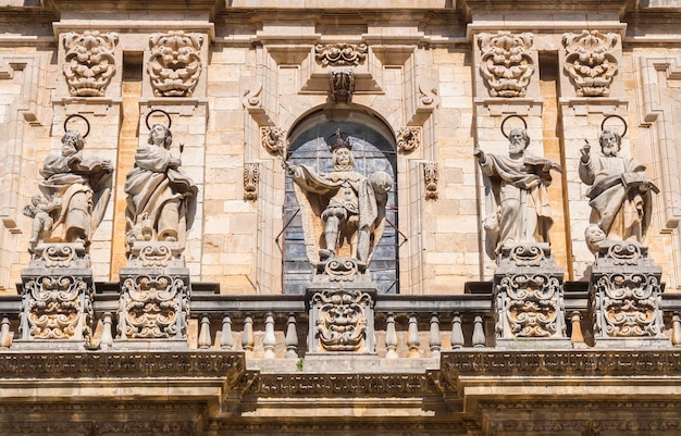 La cathédrale de l'Assomption de Jaen façade détail saints Espagne