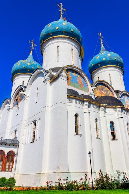 Photo cathédrale de l'assomption de la laure de la trinité de saint-serge à sergiev posad russie