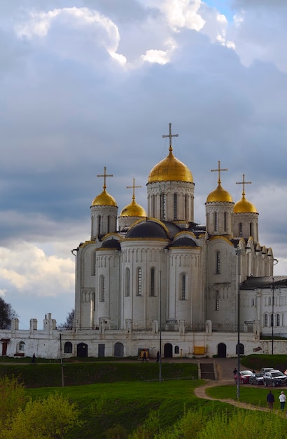 Cathédrale de l'Assomption sous les nuages