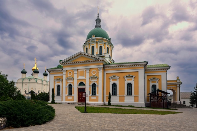 Cathédrale baptiste sur le territoire du Kremlin de Zaraisky par temps d'automne nuageux...