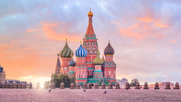 La cathédrale de Basile sur la place Rouge à Moscou, Russie au lever du soleil